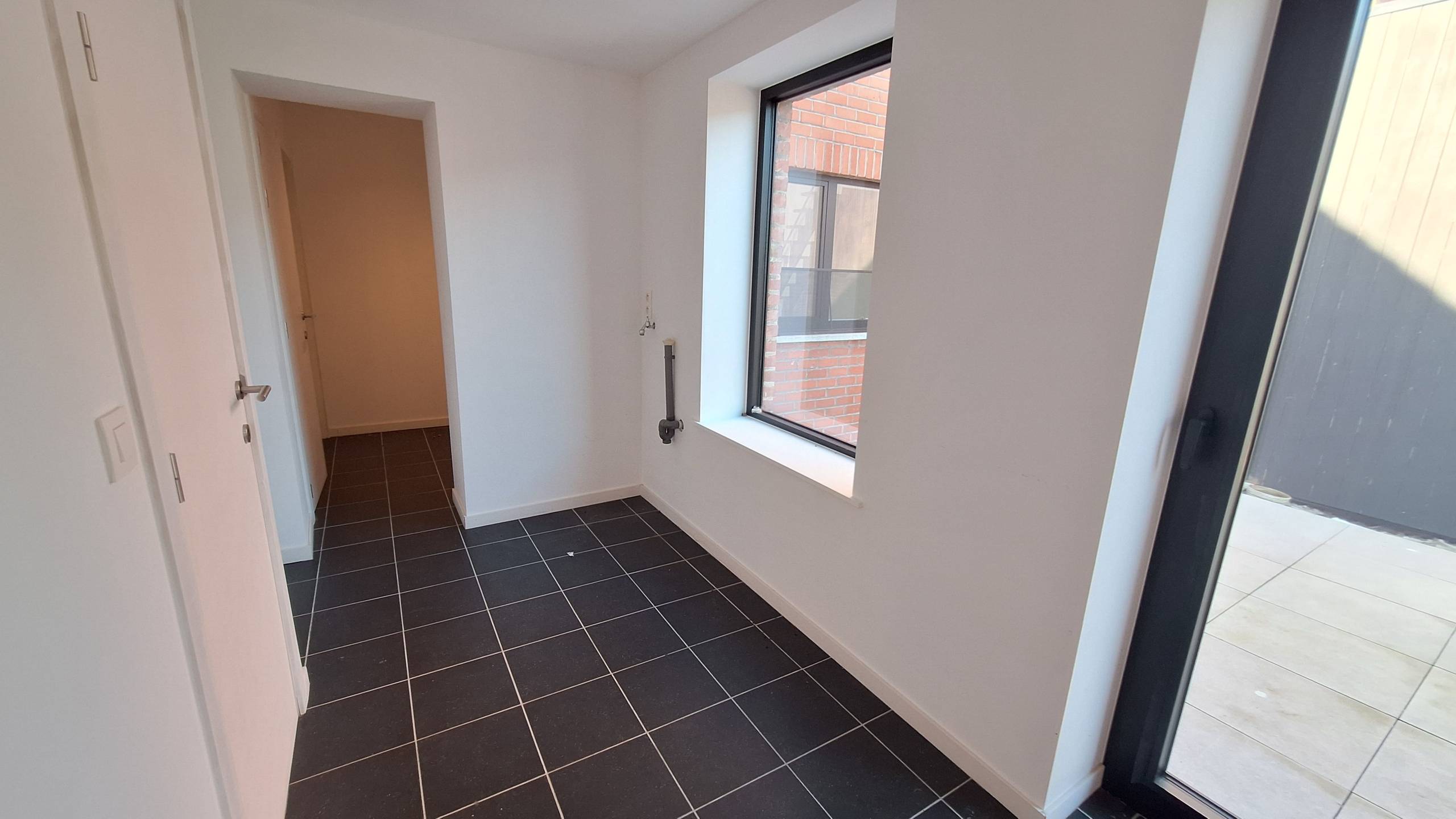 Instapklare rijwoning met 2 slaapkamers, terras met tuinperkje en kleine garage in een rustige straat in het hartje van Poperinge. - foto 5