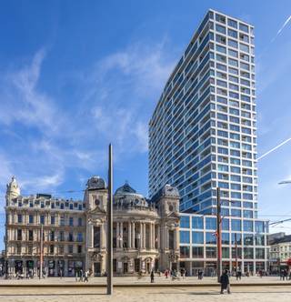 <p>Op de 13de verdieping van de <span><span>Antwerp Tower</span></span> bevindt zich dit uitzonderlijke hoekappartement met een adembenemend panoramisch uitzicht over de skyline van Antwerpen. Dankzij de zuidwestelijke oriëntatie geniet u hier de hele dag van een overvloed aan natuurlijk licht en ’s avonds van een prachtige avondzon, wat zorgt voor een unieke woonbeleving op hoog niveau.</p>
<p>Via de centraal gelegen inkomhal bereikt u alle ruimtes van het appartement. De lichtrijke leefruimte met open keuken vormt het kloppend hart van de woning en baadt in het licht dankzij de grote raampartijen. Hier vloeien comfort en elegantie moeiteloos samen, met een indrukwekkend zicht over de stad als dagelijks decor. De stijlvolle bulthaup-keuken, uitgerust met hoogwaardige ZUG-toestellen, combineert strak design met maximale functionaliteit en sluit perfect aan bij de leefruimte — ideaal voor wie houdt van koken en gezellig tafelen in een verfijnde setting.</p>
<p>Het appartement beschikt over 3 slaapkamers waarvan 1 slaapkamer momenteel dienstdoet als bibliotheek, elk met toegang tot het voorterras. De master bedroom is voorzien van een moderne ensuite badkamer met inloopdouche en toilet, wat zorgt voor extra privacy en comfort. Daarnaast is er een tweede, aparte badkamer, perfect voor bewoners en gasten.</p>
<p>Een absolute troef zijn de 2 terrassen met optimale oriëntatie. Zowel vanuit de leefruimte als vanuit de keuken heeft u toegang tot het tweede terras, zodat u op elk moment van de dag kan genieten van zon, rust en een weids uitzicht over de stad. Binnen en buiten lopen hier naadloos in elkaar over.</p>
<p>Verder beschikt het appartement over twee praktische bergruimtes in de woning en een extra bergruimte op de verdieping.<br />Een autostaanplaats en kelderberging zijn bij aan te kopen voor €60.000.<br /><br />Voor meer info of een afspraak contacteer Amparo, 0478 68 29 86 - amparo@reds.be</p>