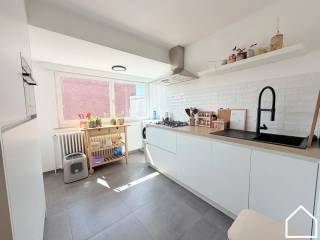Op een uitstekende ligging, in een rustige zijstraat van de Leet en op slechts 200 meter van de Grote Markt, bevindt zich dit verzorgd appartement met 2 slaapkamers en autostandplaats. Dankzij de centrale ligging en de huidige verhuur vormt dit bovendien een interessante opportuniteit als opbrengsteigendom.<br /><br />Het appartement is momenteel verhuurd aan € 725 per maand, inclusief syndic.<br /><br />Het gebouw werd de voorbije jaren reeds op verschillende punten aangepakt. Zo werd de lift vernieuwd, werd het dak in 2019 geïsoleerd en voorzien van nieuwe dakbedekking en werd de achtergevel in 2015 geïsoleerd. Ook technisch scoort het appartement goed: de elektrische installatie is conform en blanco gekeurd, het appartement beschikt over een EPC-label B met een energiescore van 180 kWh/m² en is asbestveilig.<br /><br />Bij het betreden van het appartement komt u binnen in de inkomhal, die toegang geeft tot de ruime en lichtrijke leefruimte van 29 m². Verder zijn er twee volwaardige slaapkamers van respectievelijk 15,25 m² en 11,50 m².<br /><br />De vernieuwde, ingerichte keuken van 11,90 m² is voorzien van een vaatwasser, kookplaat, koelkast en heteluchtoven. Daarnaast beschikt het appartement over een badkamer met lavabo en ligbad en een aangenaam terras van 6,65 m².<br /><br />Een extra troef is de autostandplaats in de gemeenschappelijke garage.<br /><br />Verder beschikt het appartement over een condensatieketel op aardgas uit 2018 en dubbele beglazing.<br /><br />Troeven:<br /><br />Centrale ligging op slechts 200 meter van de Grote Markt<br />Ideaal als opbrengsteigendom<br />Momenteel verhuurd aan € 725/maand inclusief syndic<br />2 slaapkamers<br />Autostandplaats in de gemeenschappelijke garage<br />Vernieuwde lift<br />Dak geïsoleerd en vernieuwd in 2019<br />Achtergevel geïsoleerd<br />Conforme elektrische installatie<br />EPC-label B<br />Asbestveilig<br />Condensatieketel op aardgas<br />Dubbele beglazing<br /><br />Ontdek ook de vastgoedvideo:<br />https://youtube.com/embed/Je7iHVffAyg