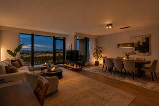 Dit appartement is gelegen in “Residentie Hertogenpark”.<br /><br />Bij het binnenkomen in het appartement heb je een ruime inkomhal die een stijlvolle eerste indruk maakt. Aan de linkerzijde is er een vestiairekast, perfect om jassen en schoenen op te bergen. Rechts bevindt zich eveneens een gastentoilet met handenwasser en een ruime berging / wasplaats.<br /><br />Als je verder loopt, kom je in de woon- en eetkamer met open keuken van maar liefst 62m². De ruimte is overweldigend licht dankzij de grote ramen die uitkijken op het terras, gericht op het oosten. De open keuken sluit naadloos aan op de woonkamer. Het is recente, moderne, volledig hyperuitgeruste keuken met ingebouwde koelkast, oven én combi-oven, inductiekookplaat, SenseCook touchcontrole, vaatwasser, enz… . Zowel de keuken en de achterwand als het eiland zijn volledig bekleed met een luxe werkblad in Dekton.<br /><br />Als je door de nachthal loopt, bereik je de eerste logeerkamer van 5,28m x 2,20m met aansluitend een volledig uitgeruste douchekamer.<br />De hoofdslaapkamer is 4,24m x 3,40m met aansluitend een dressingruimte (met 2 ingemaakte kasten van 4 deuren elk). De ensuite badkamer is luxe ten top, met een grote inloopdouche, prachtig lavabomeubel met moderne spiegel, privatieve toilet, stijlvolle sierradiator met handdoekdroger. Deze badkamer is half 2025 volledig nieuw geplaatst!!<br /><br />Tenslotte, op niveau -1 vind je een ruime kelder +/-9m², <u>welke is inbegrepen in de verkoopprijs.</u><br /><br />Ondergrondse autostaanplaats kan men aankopen aan € 25.000,-.<br /><br />In 2013 zijn er overal <strong>nieuwe akoestische ramen geplaatst met schuif-vliegenramen. Vandaar het gunstig EPC 85 = A !!</strong><br /><br />Door de bouwwijze (dikke betonnen muren, plafond en vloeren) en de ligging ervaar je binnen in het appartement een totale stilte en rust. Het terras geeft een prachtig uitzicht, met zowel de toppen van de bomen als vergezicht over de bomen. Toch is het terras voldoende afgeschermd opdat er nauwelijks wind waait. Voor de hoogte is het voor een groot deel van het jaar aangenaam toeven op het terras.<br /><br />Overal in het appartement ligt een doorlopende parketvloer, behalve in de inkomhal, waar marmer ligt en in de badkamers en de keuken waar gekozen is voor onderhoudsvriendelijke materialen. Een prachtig zwart gefumeerde glazen deur met aluminium profiel tussen de dressingruimte en de badkamer welke de ruimte een elegantie en luxueuze touch geeft aan het geheel.<br /><strong>Dit instapklare appartement is werkelijk een parel</strong>.<br />Enkele foto's zijn gemaakt om een mooie impressie te geven. Appartement staat momenteel reeds leeg.<br /><br /><strong><u>Woordje uitleg over deze unieke Residentie:</u></strong><br /><strong><em>Residentie ‘Hertogenpark’</em></strong><em> of hoe wonen resideren wordt!<br /><strong>Op 100 meter van de Jan Van Rijswijcklaan en in de Markgravebuurt bevindt zich deze hoogstaande Residentie ‘Hertogenpark’. Wonen met een hotelgevoel is hier de standaard. De royale inkomhal, die trouwens volledig vernieuwd werd maakt dit al van bij het binnenkomen van het gebouw duidelijk. Het gemeenschappelijke binnenzwembad en de aansluitende saunaruimte zorgen voor ontspanning, net als de lounge waar geregeld exposities en kleinschalige concerten plaatsvinden voor de liefhebbers. Eveneens is er in de ondergrondse garage een ruime wasplaats voor de wagen! Ook het comfort van 2 conciërges is niet te onderschatten. <br />Ook is hier in het gebouw een ruimte voorzien om pakjes te laten afleveren. Kortom, het gebouw wordt tot in de puntjes verzorgd en het afval wordt op elke verdieping gesorteerd en verzameld. De mobiliteit is bovendien ideaal: vlakbij de invalswegen om vlot in en uit de stad te rijden, op wandelafstand van openbaar vervoer en met allerlei winkels op enkele stappen van het appartement.<br />De veiligheid, orde en netheid welke door de 2 conciërges dagelijks wordt opgevolgd zorgen voor een rustige, sfeervolle en aangename bewoning. De beveiligde ondergrondse parkings en de grote terrassen geven een perfecte samensmelting van luxe en comfort. Mensen die niet de zorg van een villa willen, maar wel de geborgen luxe van een residentieel appartement, vinden in de Residentie precies wat ze zoeken.</strong></em><br /><br /><br />