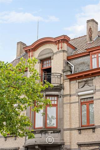 In het centrum van Kuurne vinden we deze statige herenwoning met tal van authentieke elementen en een uitzonderlijk perceel van 2.659 m². Een eigendom met veel potentieel voor wie ruimte, karakter en een centrale ligging weet te waarderen.<br /><br />De imposante inkomhal met glas-in-loodkoepel, marmeren afwerkingen en authentieke trappenhal zet meteen de toon. Vooraan bevinden zich een afzonderlijk bureau of praktijkruimte en een vestiaire. De leefruimte charmeert met haar hoge plafonds, mooie parketvloer en originele glas-in-looddetails.<br />Aansluitend bevindt zich de ruime keuken met veel lichtinval. Achteraan vinden we het terras en verschillende praktische bergingen.<br /><br />Op de verdieping vinden we vijf volwaardige slaapkamers, een badkamer met bad en douche en een apart toilet. De ruime zolder, bereikbaar via een vaste trap, biedt mogelijkheden voor bijkomende kamers of een hobbyruimte. Verder beschikt de woning over een droge kelder en een diepe garage.<br /><br />De absolute troef van deze eigendom bevindt zich achteraan. Het diepe perceel grenst aan de Heulebeek en geniet van een prachtig open zicht op het omliggende groen. Een zeldzame combinatie van wonen in het centrum met een verrassend landelijk gevoel. Achteraan bevindt zich bovendien een charmant landhuisje dat perfect dienst kan doen als tuinberging, atelier of hobbyruimte.<br /><br />Een karaktervolle woning met een rijke geschiedenis, authentieke architectuur en heel wat mogelijkheden, klaar om verder opgefrist te worden naar hedendaagse woonnormen.