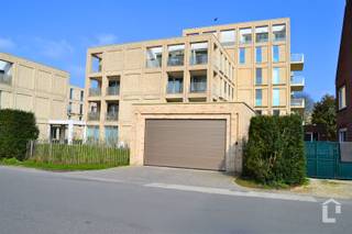 <p><span>Ondergrondse parkeerplaatsen te koop in nieuwbouw</span></p><p><span> </span></p><p><span>In deze prachtige nieuwbouw-residentie zijn nog parkeerplaatsen te koop.</span></p><p><span> </span></p><p><span>De parking rij je vlot binnen via de automatische garagepoort.</span></p><p><span>Beneden kom je de ruime parking met voldoende manoeuvreerruimte.</span></p><p><span>Via de trap naast de inrit, kan je de parking gemakkelijk te voet binnenkomen en verlaten.</span></p><p><span> </span></p><p><span>Mogelijkheid tot huur-koop.</span></p><p><span> </span></p><p><span>Prijzen zijn exclusief btw en notariskosten.</span></p>