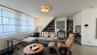Ben jij op zoek naar een stijlvol appartement waar comfort, licht en buitenruimte centraal staan? Dit prachtige appartement op de bovenste verdieping aan de Pastoor Van Dijckstraat 7 in Runkst biedt het allemaal. Gelegen in een van de meest geliefde en gezellige wijken van Hasselt, combineert deze locatie rust met de nabijheid van het bruisende stadscentrum.<br /><br />Indeling:<br /><br />Verdiep +3:<br /><br />- woonkamer<br />- keuken<br />- Berging<br />- nachthal<br />- 2 slaapkamers <br />- badkamer <br />- toilet<br />- ruim terras aan de achterzijde<br /><br />Technische info:<br /><br />- individuele centrale verwarming aardgas<br />- ventilatiesysteem<br />- a.o./maand: € 50,00 <br />- EPC: 125 kWh/m²<br />- geen lift aanwezig<br /><br />De snelste manier om een bezoek te brengen aan dit appartement? Vraag je bezoek aan via de rode knop op onze website (www.dewaele.com).<br /><br />Telefonisch kunnen er geen afspraken gemaakt worden. Bij andere vragen kun je ons telefonisch contacteren via 011 30 50 50.<br /><br />Tot binnenkort