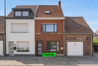 KARAKTERVOLLE RIJWONING MET RUIME STADSTUIN NABIJ CENTRUM TIELT<br /><br />Op zoek naar een woning die je volledig naar eigen smaak kunt renoveren? Deze charmante rijwoning, gelegen in het centrum van Tielt, biedt een unieke kans voor handige Harry's, investeerders of gezinnen die hun droomwoning willen creëren.<br /><br />De woning beschikt over drie slaapkamers en biedt dankzij haar solide basis tal van mogelijkheden om de ruimtes naar wens in te richten. Hoewel de woning onder de renovatieplicht valt, schuilt hierin net een enorme meerwaarde: je krijgt de kans om energiezuinig te renoveren en een eigentijdse thuis te realiseren die volledig aansluit bij jouw wensen en behoeften.<br /><br />Een absolute troef is de verrassend ruime stadstuin, waar je in alle rust kunt genieten van het buitenleven. Dankzij de praktische uitweg achteraan geniet je bovendien van extra comfort en bereikbaarheid, ideaal voor fietsen, tuinmateriaal of een vlotte toegang tot de tuin. Met winkels, scholen, horeca en openbaar vervoer op wandelafstand combineert deze woning een centrale ligging met een zee aan potentieel.<br /><br />Een woning met karakter, ruimte en toekomstmogelijkheden op een toplocatie. Laat je inspireren door het potentieel en maak van deze woning jouw nieuwe thuis. Contacteer ons vandaag nog voor een bezoek: Tel 051 47 48 47 of mail naar Tielt@immofrancois.be