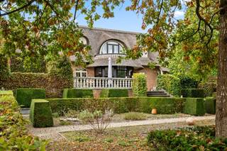 Deze verrassende ruime woning biedt niet alleen een volwaardig woonprogramma, maar ook een unieke extra troef: een multifunctionele kelderverdieping van ca. 170 m² met een hoogte van 3,8 m, rechtstreeks toegankelijk via de tuin. Oorspronkelijk ingericht als magazijn en showroom voor oldtimers, vandaag perfect geschikt als atelier, praktijkruimte, hobbyruimte of ontspanningszone.<br />Het gelijkvloers omvat een inkomhal, lichtrijke leefruimte met werkhoek, doorkijkgashaard, eetplaats, hoogwaardige keuken met gezellige ontbijtcorner, was- en strijkruimte en een dubbele garage. Op de verdieping bevinden zich vier slaapkamers, twee badkamers, een dressing en een bijkomende bureauruimte.<br />Buiten geniet u van een zonnig terras en een aangelegde tuin met diverse tuinkamers en carports — een oase van privacy en rust.<br />Gelegen op wandelafstand van de Dijle en lokale voorzieningen, combineert deze eigendom ruimte, comfort en een aangename woonomgeving op de grens tussen Tremelo en Keerbergen met vlotte verbinding naar Leuven en Mechelen.<br />Wij nodigen u graag uit om deze bijzondere woning ter plaatse te ontdekken.<br /><br /><br />Je kan ons contacteren op jeroen@immovos.be of 015/34.34.35