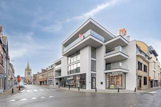 Ce projet contemporain comprend un bâtiment commercial au rez-de-chaussée et seulement trois appartements exclusifs. De nombreux avantages tels...