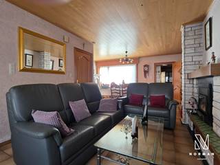 Stevige woning met 3 slaapkamers en garage te koop in Kuurne<br /><br />Bij het binnengaan van de woning komt u terecht in de hall die toegang geeft tot de ruime living met eetplaats. Aansluitend bevindt zich de ingerichte keuken met toegang tot het terras en de tuin. Verder vindt u op het gelijkvloers nog een afzonderlijk toilet, een ruime garage en een keldertje.<br /><br />Op de eerste verdieping zijn er drie slaapkamers en een badkamer uitgerust met een bad, lavabo en toilet. Een echte extra troef van deze woning is de zeer ruime zolder, op vandaag te betreden via een luik. Gezien de grootte en hoogte van de zolder bestaat de mogelijkheid om mits de nodige aanpassingswerken hier bijkomende slaapkamer(s)/hobbykamer te maken. <br /><br />Pluspunten: <br />+ 173 m² bewoonbare oppervlakte volgens EPC<br />+ betonstructuur<br />+ grote zolder met mogelijkheden<br />+ woning met groot potentieel