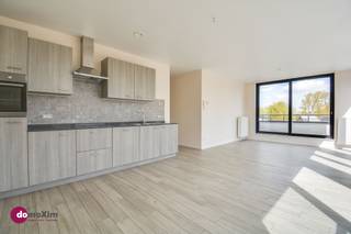 <p><span>Lichtrijk appartement met 2 slaapkamers en groot terras in hartje Boortmeerbeek</span></p><p><span> </span></p><p><span>Ben je op zoek naar een instapklaar appartement met een vlotte bereikbaarheid? Ontdek deze parel in het centrum van Boortmeerbeek!</span></p><p><span> </span></p><p><span>De ruime leefruimte met veel natuurlijke lichtinval is een eerste grote troef. De volledig uitgeruste open keuken maakt onderdeel van deze ruimte. Geniet hier van een heerlijke maaltijd of praat gezellig met de gasten terwijl je kookt. </span></p><p><span>Aansluitend aan de leefruimte: het zuid-gerichte terras (rondom), waar je profiteert van het uitzicht over het autoluwe binnenplein. </span></p><p><span> </span></p><p><span>Verder heeft het appartement 2 mooie slaapkamers, waarvan één voorzien is van ingemaakte kasten, en een badkamer met wastafel, toilet en douche. Er is ook een aparte berging met opbergruimte en de aansluitingen voor wasmachine en droogkast.</span></p><p><span>Bovendien zijn 2 fietsenparkings privé aan dit appartement toegewezen.</span></p><p><span> </span></p><p><span>Dit appartement is ideaal gelegen in de dorpskern van Boortmeerbeek.</span><span> </span><span>Vanuit het appartement wandel je naar de school, het treinstation, het gemeentehuis en het dorpsplein op enkele minuten. </span></p><p><span>Daarnaast heb je een vlotte verbinding naar Leuven, Mechelen, Brussel & Antwerpen. </span></p><p><span> </span></p><p><span>Wil jij hier graag wonen? Maak dan snel je afspraak! </span></p><p><span> </span></p><p><span>015 20 36 00 - <span>info@domoxim.be</span></span><span> </span></p><p><span> </span></p><p><span>domoXim. Waar dromen, thuis komen!</span></p><p><span> </span></p><p><span>Ook de waarde van je </span><span>eigen woning</span><span> kennen? Wij geven je graag advies.</span></p><p><span> </span></p><p><span>* Verkoop onder registratierechten *</span></p>