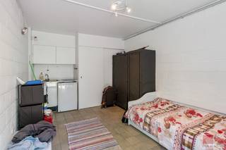 Investeerders opgelet! BUITENKANS <br />Zeer goed onderhouden VERGUND opbrengsteigendom van 6 verhuurde studentenkamers met leuk rendement gelegen op een perceel van 844m². Omdat het centrum van de studentenstad Maastricht op slechts 3,5 km rijden ligt, is de vraag naar deze studentenkamers bijzonder hoog en komt leegstand vrijwel niet voor. Alle studentenkamers hebben een airco die kan koelen en verwarmen.<br /><br />Dit eigendom in Riemst ligt in een rustige, landelijke omgeving met een vlotte verbinding naar zowel Tongeren als Maastricht. De buurt wordt gekenmerkt door open velden, charmante woningen en een gemoedelijke dorpssfeer. Op korte afstand bevinden zich winkels, scholen en andere basisvoorzieningen. Dankzij de nabijheid van de N79 is er een goede bereikbaarheid met de wagen. De regio is geliefd bij wandelaars en fietsers door het omliggende groene landschap en de nabijheid van het Jekerdal.<br /><br />Bezichtig deze woning ook digitaal en 'loop' zelf door de woning. Kijk daarvoor op onze website of via:<br />my.matterport.com/show/?m=Coc8S5yh3Wx <br /><br />INDELING<br /><br />Gelijkvloers:<br /><br />- Het gebouw werd in 2022 opnieuw gevoegd, er werden automatische lichtsensors aangebracht bij iedere deur;<br />- Alle kamers werden voorzien van internet en TV aansluiting;<br />- Aparte tellers voor stroom en stookolie, water is gemeenschappelijk.<br /><br />Studentenkamer 1 (1 slaapplek) - VERHUURD AAN 550 EUR/MAAND:<br /><br />- PVC ramen (dubbel glas) met airconditioning (Maxicool AC);<br />- RVS spoelbak met Klarnstein 2-pit inductievuur en Synnlux frigo;<br />- Toilet (Creovit), Lavabo met spiegel en lichtpunt, douche met natuurlijke ventilatie en thermostatische kraan, elektrische boiler (Van Marcke);<br />- Voorzien van internet+ TV aansluiting, volledig betegelde vloer.<br /><br />Studentenkamer 2 (1 slaapplek) - VERHUURD AAN 550 EUR/MAAND:<br /><br />- ALU ramen met verluchtingsrooster (dubbel glas) met airconditioning (Maxicool AC);<br />- RVS spoelbak met Klarnstein 2-pit inductievuur en Atlas frigo;<br />- Toilet (Creovit), Lavabo met spiegel en lichtpunt, douche met natuurlijke ventilatie en thermostatische kraan, elektrische boiler (Van Marcke);<br />- Voorzien van internet+ TV aansluiting, volledig betegelde vloer.<br /><br />Studentenkamer 3 (1 slaapplek) - VERHUURD AAN 550 EUR/MAAND:<br /><br />- ALU ramen met verluchtingsrooster (dubbel glas) met airconditioning (Maxicool AC);<br />- RVS spoelbak met Klarnstein 2-pit inductievuur en Synnlux frigo;<br />- Toilet (Villeroy & Bosch), Lavabo met spiegel en lichtpunt, douche met natuurlijke ventilatie en thermostatische kraan, elektrische boiler (SITAM);<br />- Voorzien van internet+ TV aansluiting, volledig betegelde vloer.<br /><br />Studentenkamer 4 (1 slaapplek) - VERHUURD AAN 600 EUR/MAAND:<br /><br />- ALU ramen met verluchtingsrooster (dubbel glas) met airconditioning (Maxicool AC);<br />- RVS spoelbak met Klarnstein 2-pit inductievuur en Synnlux frigo;<br />- Toilet (Creovit), Lavabo met spiegel en lichtpunt, douche met natuurlijke ventilatie en thermostatische kraan, elektrische boiler (SGB);<br />- Voorzien van internet+ TV aansluiting, volledig betegelde vloer.<br /><br />Studentenkamer 5 (1 slaapplek) - VERHUURD AAN 550 EUR/MAAND:<br /><br />- ALU ramen met verluchtingsrooster (dubbel glas) met airconditioning (Maxicool AC);<br />- RVS spoelbak met Klarnstein 2-pit inductievuur en Siemens frigo;<br />- Toilet (Creovit), Lavabo met spiegel en lichtpunt, douche met natuurlijke ventilatie en thermostatische kraan, elektrische boiler (Finsemail);<br />- Voorzien van internet+ TV aansluiting, volledig betegelde vloer.<br /><br />Studentenkamer 6 (1 slaapplek) - VERHUURD AAN 550 EUR/MAAND:<br /><br />- ALU ramen met verluchtingsrooster (dubbel glas) met airconditioning (Maxicool AC);<br />- RVS spoelbak met Klarnstein 2-pit inductievuur en Synnlux frigo;<br />- Toilet, Lavabo met spiegel en lichtpunt, douche met natuurlijke ventilatie en thermostatische kraan, elektrische boiler (Van Marcke);<br />- Voorzien van internet+ TV aansluiting, volledig betegelde vloer.<br /><br />Gemeenschappelijke ruimte(s):<br /><br />- CV ketel (Rapido 1993) met vernieuwd brander (2024) en stookolietank van 3500 liter;<br />- Beko Ecogentle Wasdroger, AEG 6000 series Exclusive wasmachine;<br />- PVC raam (dubbel glas) met ventilatieroosters.<br /><br />Tuin:<br /><br />- Zuidoost georiënteerde tuin <br /><br />Energieprestatie en binnenklimaat (EPB-EPC)<br />Certificaten beschikbaar: Ja<br /><br />Kamer 1:<br />EPC certificaatnummer: 20230110-0002776631-RES-1<br />Berekende energiescore : (kWh/m²): 330 kWh/(m² jaar) - D label<br />Het certificaat is geldig tot en met: 10-01-2033<br /><br />Kamer 2:<br />EPC certificaatnummer: 20230110-0002776640-RES-1<br />Berekende energiescore : (kWh/m²): 330 kWh/(m² jaar) - D label<br />Het certificaat is geldig tot en met: 10-01-2033<br /><br />Kamer 3:<br />EPC certificaatnummer: 20230110-0002776641-RES-1<br />Berekende energiescore : (kWh/m²): 330 kWh/(m² jaar) - D label<br />Het certificaat is geldig tot en met: 10-01-2033<br /><br />Kamer 4:<br />EPC certificaatnummer: 20230110-0002776642-RES-1<br />Berekende energiescore : (kWh/m²): 330 kWh/(m² jaar) - D label <br />Het certificaat is geldig tot en met: 10-01-2033<br /><br />Kamer 5:<br />EPC certificaatnummer: 20230110-0002776644-RES-1<br />Berekende energiescore : (kWh/m²): 330 kWh/(m² jaar) - D label <br />Het certificaat is geldig tot en met: 10-01-2033<br /><br />Kamer 6:<br />EPC certificaatnummer: 20250513-0003600039-RES-1<br />Berekende energiescore : (kWh/m²): 341 kWh/(m² jaar) - D label<br />Het certificaat is geldig tot en met: 10-01-2033<br /><br />Electrische installatie: Ja - alle studentenkamers conform!<br /><br />Informatie stedenbouwkundige voorschriften:<br />Stedenbouwkundige vergunning: in aanvraag<br />Meest recente bestemming: in aanvraag<br />Dagvaarding uitgebracht: neen<br />VOORKOOPRECHT OP DIT GOED: neen<br />VERKAVELINGSVERGUNNING: niet van toepassing<br />WATERGEVOELIG OPENRUIMTEGEBIED: neen<br /><br />Overstromingsgevoelige gebieden: <br />Perceelscore of P-score : A<br />Gebouwenscore of G-score: A<br />Ligging in Signaalgebied: neen<br />Ligging in afgebakende oeverzone of afgebakend overstromingsgebied: neen<br /><br />A:geen overstroming gemodelleerd B: kleine kans op overstromingen onder klimaatverandering C: kleine kans op overstromingen D: middelgrote kans op overstromingen<br /><br />Beschermd erfgoed<br />GEINVENTARISEERD ERFGOED: neen<br />BESCHERMD ONROEREND ERFGOED: neen