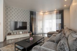 Instapklare woning te koop!<br /><br />De woning met een totale woonoppervlakte van ruim 284m² werd volledig gerenoveerd in de laatste jaren.<br /><br />TROEVEN:<br />- Woning met handelsruimte (of kangoeroewoning)<br />- Alle voorzieningen gelijkvloers<br />- Drie ruime slaapkamers + uitbreidmogelijkheden<br />- Zeer goede EPC-score (lage B!)<br />- Enorm veel woonoppervlakte<br />- Ingebouwd zwembad<br /><br />De EPC heeft een zeer lage B-score (momenteel 141), maar hier moeten nog 14 zonnepanelen aan toegevoegd worden. De stroom werd ook volledig conform gekeurd, wat zorgt dat het huis perfect instapklaar is. De aanwezige gasketels zijn vernieuwd in 2017 en de woning beschikt volledig over vloerverwarming.<br /><br />Vanuit de inkomhal is er toegang tot de praktijkruimte, tot het verdiep, het aparte toilet alsook de open leefruimte.<br />De praktijkruimte bestaat in totaal uit drie ruimtes, waarbij één ruimte voorzien is van sanitair (douche, lavabo en toilet), één ruimte kan dienen om behandelingen te doen/ als wachtkamer en één grote ruimte aanwezig is met de vroegere keuken. Hier kan een zelfstandige activiteit uitgevoerd worden als kapper, schoonheidsspecialiste... <br />Ook werd er parkeerplaats voorzien vooraan naast de woning voor het cliënteel.<br /><br />Achteraan bevindt zich de open leefruimte, met een volledig ingerichte keuken. De keuken is voorzien van een 5-pits gasvuur, koffie-apparaat, oven, microgolf, warmhoudlade en vaatwasser. Ook is er een eiland voorzien om aan te zitten en is er voldoende ruimte om een aangename zithoek en eethoek te creëren. Vervolgens is er aangrenzend een inkomhal achter met aparte berging. Bij de achterdeur is er ook mogelijkheid om te parkeren.<br /><br />Op verdiep vinden we vervolgens een volledig ingerichte badkamer. De badkamer is voorzien van een ruime inloopdouche, toilet, dubbel lavabo en heeft alle voorzieningen om een bad te plaatsen. Verder vinden we op dit verdiep nog twee ruime slaapkamers.<br /><br />Vervolgens is er een vaste trap naar de zolder, die volledig werd afgewerkt. Hier is nog een extra master bedroom, voorzien van eigen dressingmogelijkheden en een eigen badkamer. Hier vinden we opnieuw een douche, toilet en lavabo terug. <br /><br />Het perceel zelf is volledig omheind, beschikt zowel voor- als achteraan over parkeerplaatsen. De tuinverharding, overkapping, tuinhuis en zwembad zijn al netjes in orde gebracht. <br /><br />In de woning zijn er nog enkele afwerkingdetails (verlichting, plinten, deurkaders hier en daar).<br /><br />Ben jij op zoek naar een ruime woning (met eventueel eigen praktijk of zorgwoning)? Contacteer ons snel op 011 64 55 00 of info@vastgoedfransen.be.