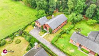 <p><span>Instapklare bungalow met prachtig uitzicht in de Lievekensbossen van Schiplaken</span></p><p><span> </span></p><p><span>In het hart van de Lievekensbossen vind je deze ruime en instapklare bungalow. Deze woning biedt niet alleen een prachtig uitzicht op omliggende velden en tuin, maar ook een uitstekende bereikbaarheid richting Mechelen, Leuven, Antwerpen en Brussel. </span></p><p><span> </span></p><p><span>Binnenin word je via de inkomhal met apart toilet en vestiaire verwelkomd in een gezellige leefruimte met open haard. De grote ramen zorgen voor een overvloed aan natuurlijk licht en een prachtig zicht op het terras, de tuin en de weilanden. De vernieuwde keuken is functioneel ingericht en sluit aan op een aparte berging met wasruimte. Verder heb je op het gelijkvloers 3 mooie kamers, de vernieuwde badkamer met dubbele wastafel, bad & douche en een tweede apart toilet. </span></p><p><span> </span></p><p><span>Er werden 2 extra volwaardige slaapkamers bijgemaakt op de bovenverdieping. Met zijn 5 slaapkamers is deze woning dan ook ideaal voor gezinnen die ruimte wensen of voor wie thuiswerk wil combineren met comfortabel wonen. De unieke indeling van het huis zorgt voor een aangenaam woongevoel waarbij elke ruimte optimaal benut wordt.</span></p><p><span> </span></p><p><span>De ruime garage met plaats voor twee wagens is ideaal. Verder biedt de ruime oprit plaats voor heel wat extra wagens.</span></p><p><span> </span></p><p><span>Het huis heeft verder nog andere troeven: het dak, de ramen en de elektriciteit werden vernieuwd en de kruipkelder werd volledig geïsoleerd.</span></p><p><span> </span></p><p><span>Kortom, wie op zoek is naar een comfortabele, instapklare woning op een unieke locatie in het groen, met alle voorzieningen en verbindingen binnen handbereik, zal hier ongetwijfeld zijn thuis vinden!</span></p><p><span> </span></p><p><span>Aarzel niet om een bezoek in te plannen en laat je verrassen door de charme, ruimte en ligging van deze bijzondere woning.</span></p><p><span> </span></p><p><span>015 20 36 00 - <span>info@domoxim.be</span></span></p>