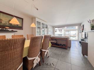 Dit mooi appartement is centraal gelegen in Knokke, nabij het strand en de Lippenslaan.Indeling: inkomhall met vestiaire en afzonderlijk toilet...