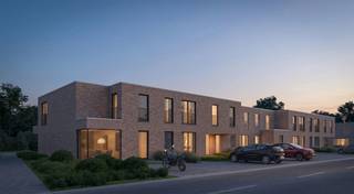 Deze hedendaagse gesloten woning heeft 3 slaapkamers, ideaal voor wie comfortabel en zorgeloos wil wonen.
Je woont in ’t Cleygoed, een verkeersluw parkdomein waar ruimte en stilte centraal staan, op fietsafstand van de kust.
De woning wordt volledig afgewerkt opgeleverd en laat je toe om zelf materialen en afwerking te kiezen volgens het voorziene budget in ons lastenboek.
Met warmtepomp, vloerverwarming en zonnepanelen geniet je van een energiezuinige woning met een E peil van 10 en ben je helemaal klaar voor de toekomst.
Wil je graag meer weten over deze woning? Contacteer onze nieuwbouwadviseur of download de projectbrochure.