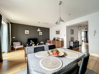 Sint-Gillis — Laat u verleiden door deze unieke, lichtrijke gemeubileerde loft op de 1e verdieping van een karaktervol gebouw.<br /><br />Bij de inkomhal met praktische vestiaire wordt u meteen gecharmeerd door de warme massief houten parketvloer die de hele ruimte typeert. Het hart van de loft bestaat uit een spectaculaire living van 40 m² en een volledig geïnstalleerde keuken met hoogwaardige SMEG-toestellen, ideaal voor kookliefhebbers.<br /><br />Aan de nacht- en werkzijde geniet u van een mooie slaapkamer en een aparte bureauruimte. De afzonderlijke badkamer biedt u het ultieme comfort met een inloopdouche en een ligbad. Het pand wordt vervolledigd door een apart toilet, een wasplaats en een privékelder in de ondergrond.<br /><br />Parkeerplaats: Verplichte autostandplaats (€ 100/maand)<br /><br />Lasten: € 130/maand (gemeenschappelijke lasten)<br /><br />Huurcontract: Minimaal 1 jaar, bij voorkeur langetermijn<br /><br />Beschikbaar vanaf 01/10/2026!<br /><br />Zeldzaam pareltje en een echte aanrader, niet te missen!