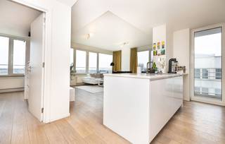 BRUSSEL, op de 7de verdieping van de recente en prestigieuze UpSite toren die luxe, moderniteit en veiligheid combineert, licht appartement van ±...