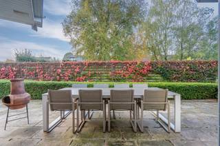 Via een <strong>private oprit </strong>bereik je deze verrassend ruime <strong>gelijkvloerse villa</strong> die wonen en werken op een unieke manier combineert. <br /><br />De woning straalt een <strong>warm en huiselijk karakter </strong>uit en biedt een royale leefruimte met <strong>gezellige zithoek</strong>,<strong> volledig ingerichte keuken</strong> met toegang tot het terras, meerdere <strong>slaapkamers</strong>, <strong>badkamers</strong>, en ontspanningsruimtes waaronder een <strong>sauna </strong>en <strong>binnenzwembad</strong>. <br /><br />Aansluitend bevindt zich een afzonderlijk gedeelte met <strong>bureelruimtes (ca. 160m²)</strong>, voorzien van verschillende kantoren, berging en sanitaire voorzieningen. Deze zone kan desgewenst ook worden <strong>omgevormd tot magazijn of praktijkruimte</strong> afhankelijk van de behoeften van de nieuwe eigenaar. Dankzij de doordachte indeling blijven <strong>woon- en werkfunctie</strong> <strong>duidelijk gescheiden</strong> maar toch harmonieus verbonden. <br /><br />Buiten geniet je van een <strong>aangelegde tuin</strong>, <strong>meerdere terrassen</strong> en <strong>ruime parkeergelegenheid</strong> voor bewoners en bezoekers. <br /><br />Deze eigendom biedt uitzonderlijk veel mogelijkheden: <br />✅ Ruime gelijkvloerse villa met polyvalente bureelruimte <br />✅ Mogelijkheid tot omvorming naar magazijn of praktijk <br />✅ Rustige ligging met uitstekende bereikbaarheid <br /><br />Een unieke kans in Kuurne voor wie op zoek is naar ruimte, rust en functionaliteit in één geheel. <br /><br />Wenst u een bezoek of meer info?<br />📞 Contacteer Simon: 0471 547 642 of simon@dekeyser.immo<br /><br /> 