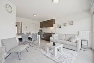 Gemeubeld instapklaar appartement (2014) met 2 terrassen in Nieuwpoort-Stad.<br />Op zoek naar een lichtrijk, energiezuinig appartement op een toplocatie? Dit appartement (50 m²) in Nieuwpoort-Stad biedt optimaal comfort en is volledig instapklaar.<br />Indeling: Inkom met vestiaire, lichtrijke leefruimte met open keuken, moderne badkamer (inloopdouche + toilet), berging met wasmachineaansluiting en een ruime slaapkamer met toegang tot het tweede terras.<br />De troeven:<br />- Dubbel terras: Zon van 's morgens tot 's avonds dankzij terrassen aan de voor- en achterzijde.<br />- Zicht op de vaart: Geniet op het oostgerichte terras van de rustige pleziervaart.<br />- Energiezuinig: EPC-label B (115 kWh/m²) – geen renovatieplicht.<br />- Comfort: Lift aanwezig,, open keuken en een privatieve berging op het gelijkvloers.<br />- Inclusief meubelen, dus onmiddellijk gebruiksklaar.<br />Een ideale investering of perfecte (tweede) verblijfplaats.<br />KIJKDAG zaterdag 25/7 tussen 14u en 16u (inschrijven via residentievastgoed.be)<br />(Ref. NI27637)