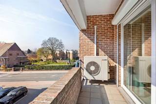 <p><span>Prachtig, uitzonderlijk ruim appartement met 2 slaapkamers, 3 terrassen en een dubbele inpandige garagebox, gelegen nabij het centrum van Maaseik.</span></p><p><span> </span></p><p><span>ALGEMEEN:</span></p><p><span>- Appartement gelegen op de tweede verdieping lift aanwezig.</span></p><p><span>- Bouwjaar: 1991. <br />- Bewoonbare oppervlakte: ca. 234 m².<br />- Het appartement is afgewerkt met travertin, tegelvloeren en vasttapijt.<br />- Asbestvrij en voorzien van een uitstekende EPC-score (label B), waardoor het appartement </span><span>niet onderhevig is aan renovatieverplichting</span><span>.<br />- Verwarming op aardgas.<br />- PVC- ramen, deels met driedubbele en deels met dubbele beglazing.<br />- Rolluiken en airconditioning aanwezig.<br />- Dubbele garagebox met drie bergruimtes inbegrepen in de prijs, bereikbaar via de gemeenschappelijke lift.</span></p><p><span> </span></p><p><span>INDELING:</span></p><p><span>- Zeer ruime inkomhal met vestiaireruimte en toegang tot alle vertrekken.<br />- Riante woonkamer met travertinvloer en grote raampartijen die zorgen voor overvloedig natuurlijk licht. De leefruimte is voorzien van airconditioning en biedt toegang tot twee terrassen: een overdekt zijterras en een terras aan de voorzijde met elektrische zonneluifel.<br />- Volledig ingerichte keuken met Boretti gasfornuis, dampkap, oven, vaatwasser, koelkast en spoeltafel. De keuken beschikt over verschillende raampartijen en een gezellige eethoek.<br />- Aangrenzende berging met aansluiting voor wasmachine en droogkast.<br />- Slaapkamer 1: masterbedroom voorzien van inbouwkasten, verwarming, airconditioning en rolluiken. Deze kamer biedt toegang tot het derde terras, gelegen aan de voorzijde, eveneens voorzien van een elektrische zonneluifel.<br />- Ensuite badkamer: volledig betegeld en uitgerust met een wasmeubel met dubbele wastafel, kolomkasten, ligbad, douche en toilet.<br />- Slaapkamer 2: gelegen aan de achterzijde, voorzien van een vast bureaumeubel, inbouwkasten, verwarming en rolluiken. Vanuit deze kamer kan men terecht in een douchekamer, momenteel voorzien van een wasmeubel met wastafel, met mogelijkheid tot plaatsing van een douche.<br />- Gastentoilet met fonteintje.<br /><br /></span></p><p><span> </span></p><p><span>KELDERVERDIEPING:</span></p><p><span>- Dubbele garagebox met plaats voor meerdere wagens en drie bergruimtes.</span></p><p><span> </span></p><p><span>Parkeergelegenheid aan de voorzijde van het gebouw.</span></p><p><span> </span></p><p><span>Bent u op zoek naar de perfecte combinatie van ruimte, comfort en een centrale ligging? Dit appartement is een unieke kans voor zowel eigen bewoning als een waardevaste investering. Neem vandaag nog contact met ons op voor meer informatie of een persoonlijke rondleiding ter plaatse!</span></p><p><span> </span></p>