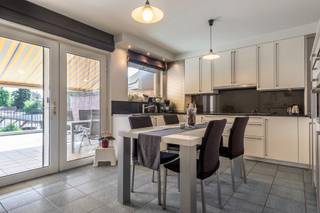 We komen binnen in de charmante inkomhal (11 m²), die toegang geeft tot de wasplaats (20 m²). De wasplaats is voorzien van ingemaakte kasten,...