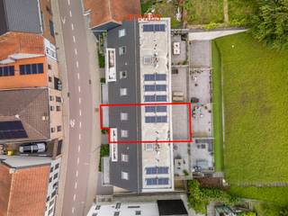 Graag stellen wij u dit uitzonderlijk duplex- appartement met 2 slaapkamers voor in hartje Bierbeek. De woonst geniet een uiterst gunstige locatie, op wandelafstand van het dorpscentrum met talrijke voorzieningen zoals restaurant In De Molen, Louis Delhaize, een bakker en een frituur… Het appartement maakt deel uit van een kleinschalige, recente (2017) en welonderhouden residentie en kenmerkt zich door haar tijdloze en stijlvolle afwerking. Bovendien beschikt het appartement over maar liefst 2 ruime terrassen van 26m2 en 11m2. De woonkamer is bijzonder lichtrijk dankzij de grote raampartijen, waardoor er volop natuurlijk daglicht binnenvalt. De semi-open keuken is volledig uitgerust. Daarnaast is er een praktische berging (met aansluiting wasmachine) voor extra opbergruimte. Verder beschikt het appartement over een apart toilet, 2 ruime slaapkamers en een moderne badkamer. Bijkomende pluspunten zijn de ondergrondse autostaanplaats, kelderberging, aanwezige fietsenstalling en lift, lage maandelijkse lasten en het gunstige EPC (label A). Alle nutsvoorzieningen met aparte tellers. Mogelijkheid tot aankoop van een tweede, bijkomende autostaanplaats en/of berging. Heeft u vragen of wenst u graag een bezoek? Aarzel niet ons te contacteren via info@homies.be of via 016 22 82 22.