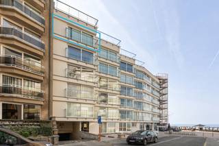 Ruim appartement met prachtig zeezicht vanaf de vijfde verdieping. Goed onderhouden residentie met recent vernieuwde gevel en balustrades.Inkomhal,...