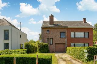 <p><span>Ruime gezinswoning in doodlopende straat!</span></p><p><span> </span></p><p><span>Nabij het dorpscentrum van Herent vinden we deze zeer welgelegen eengezinswoning terug. Deze halfopen woning werd gebouwd in 1980 en werd steeds zeer goed onderhouden.</span></p><p><span>Het pand is gelegen in de Belsenakenstraat, een doodlopende straat nabij belangrijke voorzieningen en invalswegen zoals o.a. Colruyt, Aldi, E314, Leuven...</span></p><p><span> </span></p><p><span>Dankzij de ligging op een ruim perceel van 7a 11ca beschikt deze woning over een uiterst aangename en privatieve tuin. Bovendien is de tuin volledig aangelegd en is er een perfect onderhouden terras aanwezig.</span></p><p><span> </span></p><p><span>De gelijkvloerse verdieping omvat een ruime inkomhal, ingerichte keuken, leefruimte met aparte eethoek en een zeer handige inpandige garage.</span></p><p><span>Op de eerste verdieping vinden we maar liefst drie slaapkamers, een aparte bureau en een badkamer met ligbad en douche terug.</span></p><p><span>De zolderverdieping werd opgedeeld in nog eens twee extra slaapkamers/bergruimtes.</span></p><p><span> </span></p><p><span>De woning wordt verwarmd op stookolie en geniet van een EPC label D, hierdoor is er géén renovatieverplichting van toepassing!</span></p><p><span>Over het algemeen dient deze woning stevig opgefrist te worden maar biedt dit wel de mogelijkheid om het helemaal in te richten naar uw eigen smaak.</span></p><p><span> </span></p><p><span>De ligging is prima, ideaal wie rustig wenst te wonen nabij het centrum van Herent. Heb je interesse in deze woning? Vraag snel je bezoek aan via 016 15 31 15 of info@immolivit.be</span></p>