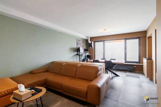 <p><span>Gerenoveerd appartement (103 m²) met 2-3 slaapkamers en tuin (100 m²) in Deurne</span></p><p><span>In deze woonwijk is het rustig wonen, terwijl je toch profiteert van een uitstekende bereikbaarheid. Openbaar vervoer bevindt zich op wandelafstand en ook zijn er verschillende velo-stations te vinden in de directe omgeving. Met de wagen bereik je bovendien vlot de belangrijkste verbindingswegen. Een extra troef is de nabijheid van het Rivierenhof, waar sportievelingen en natuurliefhebbers het hele jaar door kunnen genieten van groen en ontspanning.</span></p><p><span>Het appartement bevindt zich op het gelijkvloers van een kleinschalig gebouw met slechts twee verdiepingen, waarvan het dak conform geïsoleerd is. De vaste kosten bedragen €100/maand en omvatten de blokpolis, water, het reservefonds en het onderhoud en de elektriciteit van de gemene delen. De verwarming is individueel op gas. In 2023 werd het appartement volledig vernieuwd en sindsdien piekfijn onderhouden. De elektriciteit is conform en dankzij de grondige renovatie behaalt het een gunstige EPC-score B.</span></p><p><span>Je komt binnen in de inkomhal, die toegang biedt tot alle ruimtes. Vooraan bevindt zich de lichtrijke leefruimte met open keuken, samen goed voor een oppervlakte van circa 33 m². De keuken is volledig uitgerust met een kookvuur, dampkap, spoelbak, ingebouwde oven, microgolfoven, vaatwasser en koelkast.</span></p><p><span>Verderop in de hal bevindt zich de badkamer (3 m²), uitgerust met een inloopdouche, lavabomeubel en handdoekdroger. Daartegenover ligt een eerste kamer van 9 m², ideaal als slaapkamer, bureau of hobbyruimte. Aan de achterzijde bevinden zich nog twee slaapkamers van 8 m² en 15 m². Vanuit de kleinste slaapkamer heb je toegang tot de veranda van 16 m².</span></p><p><span>De absolute troef van dit appartement is zonder twijfel de zuidgerichte tuin van maar liefst 100 m², compleet met tuinhuis — een heerlijke buitenruimte om te ontspannen en te genieten van de zon.</span></p><p><span>Tot slot staan er nog twee privatieve kelderbergingen ter beschikking.</span></p><p><span>Ben je op zoek naar een instapklaar appartement met een ruime tuin op een rustige locatie? Mis deze kans niet! Bewoonbare opp. 103 m² – ref.: bruto vloeropp. Voor meer info of een gratis schatting surf naar </span><span><span>www.hansimmo.be</span></span></p><p><span> </span></p>