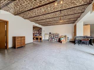 Authentiek wonen met ruimte voor jouw plannen<br /><br />Voor het bezichtigingen van alle foto's, neem een kijkje op onze eigen website, www.pierco.be, hier vindt je de volledige fotoreportage<br /><br />Sommige woningen hebben dat tikkeltje meer.<br />Een eigen verhaal, bijzondere details en ruimte die je blijft verrassen.<br /><br />Deze karaktervolle eigendom op een perceel van 11 are, met een bewoonbare oppervlakte van 322,65 m², is zo’n plek.<br /><br />De authentieke gewelfde plafonds, de royale volumes en de diepe tuin met zicht op de achterliggende weilanden maken dit tot een woning met een heel eigen uitstraling.<br /><br />De voormalige schuur en stalling werden destijds ingericht als uitbreiding van de woning, waarvoor in 1998 een vergunning werd afgeleverd.<br />Daarbij bleven de prachtige bakstenen gewelven behouden.<br />Ze geven de leefruimtes een warme, bijzondere sfeer en vormen de blikvanger van dit gedeelte.<br /><br />De oorspronkelijke woning aan de rechterzijde wordt momenteel voornamelijk als stockage gebruikt, maar biedt heel wat mogelijkheden om opnieuw bij het dagelijkse wonen te betrekken.<br /><br />Op het gelijkvloers bevinden zich een keuken, eetkamer, leefruimte en badkamer.<br />De trap in de leefruimte leidt naar een overloop met toegang tot twee afzonderlijke kamers en een bureauruimte.<br /><br />Op de eerste verdieping verbindt een doorgang de oorspronkelijke woning met het verbouwde gedeelte.<br />Daar bevinden zich nog een badkamer en drie afzonderlijke kamers, waaronder een bijzonder ruime kamer met mezzanine.<br /><br />Afhankelijk van de gewenste indeling zijn er mogelijkheden om een zestal slaapkamers te voorzien.<br /><br />De nog onbenutte zolder van de oorspronkelijke woning biedt bovendien potentieel voor een bijkomende, zevende kamer.<br /><br />Dankzij de twee verbonden woongedeelten is dit een interessante eigendom voor een groot gezin of voor wie wonen, werken en hobby’s onder één dak wil combineren.<br /><br />Ook wie droomt van kangoeroewonen vindt hier een veelbelovende basis, mits de nodige stedenbouwkundige afstemming.<br /><br />Buiten wacht een heerlijke tuin met ruimte om te ontspannen, te spelen en te genieten van het landelijke uitzicht.<br /><br />De achterliggende weidelanden zorgen voor een open, groen decor dat mee het karakter van deze eigendom bepaalt.<br /><br />Het perceel ligt deels in woongebied met landelijk karakter en deels in agrarisch gebied, waarbij vooral het achterste gedeelte van de tuin binnen de agrarische bestemming valt.<br /><br />Zoek je een woning met karakter, veel ruimte en mogelijkheden om jouw eigen woonverhaal te schrijven?<br /><br />Dan is dit een plek die je zelf moet komen ontdekken.<br />