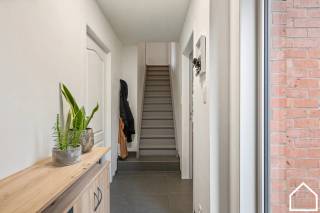 Ruime en energiezuinige gezinswoning met 4 slaapkamers, garage en tuin, gelegen in de Schutterswijk 8 te Watou!<br /><br />Indeling:<br /><br />Gelijkvloers: Inkomhal met apart toilet (4,5 m²), ruime leefruimte (30 m²), uitgeruste keuken (9 m²) met oven, spoelbak en vitrokeramische kookplaat, wasberging (10,1 m²) en garage (14 m²) met automatische sectionale poort. Verder beschikt de woning over een terras, tuin en tuinhuis (5,2 m²).<br /><br />Eerste verdieping: 4 slaapkamers (15 m², 10,24 m², 14,35 m² en 10 m²) en badkamer (6,2 m²) met ligbad, douche, wastafel en handdoekradiator.<br /><br />Tweede verdieping: Zolderruimte.<br /><br />Extra troeven: EPC B, asbestveilig, centrale verwarming op aardgas, regenwaterput van 10.000 liter en elektrische rolluiken<br />Keuringsattest elektriciteit: in aanvraag<br /><br />Een ideale gezinswoning in een doodlopende straat met alle nodige ruimte en comfort! Plan snel jouw bezoek in!