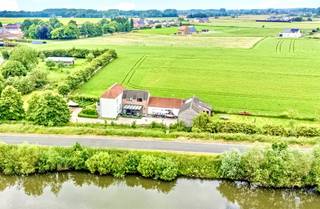 UNIEK aan de SCHELDE gelegen PRACHTIG LANDHUIS op 6387m2.
Charmante TOEGANGSWEG en aangelegde parking, omringd door GROEN en genietend van alle RUST, gelegen aan de Schelde met toegang tot het Jaagpad,
ENERGETISCHE TOTAALRENOVATIE (EPC 65!) op een topligging, zijn slechts enkele troeven van deze unieke eigendom.
Momenteel goeddraaiende B&B, tevens ideaal voor grote gezinnen of mensen op zoek naar rust en ruimte.
Overname handelsfonds en B&B: €150.000.
INDELING: de B&B bestaat uit 3 LUXE-KAMERS (waarvan 1 studio) met elk een eigen mooi ingerichte badkamer, LUXE-KEUKEN met EILAND en extra ontbijthoek, prachtige TUINKAMER uitgevend op een terras en met zicht op groen.
PRIVE: gezellige leefruimte met inbouwcassette, bureau/muziekkamer, badkamer, berging, en op het verdiep 2 slaapkamers en zolder. Handige GARAGE/TUINBERGING, extra berging, kelder.
MOOI AANGELEGDE TUIN, weide, ZONNEPANELENPARK.