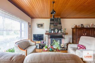 Deze charmante laagbouwwoning met twee slaapkamers is gelegen in een rustige woonwijk in het gegeerde Drongen. Via de inkomhal kom je in de...