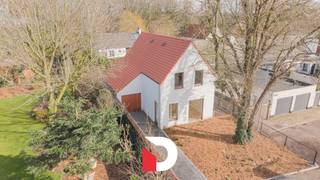 Deze vrijstaande villa is lot 7 van het prachtige nieuwbouwproject Linum Park, waar wonen in de stad, thuiskomen in het groen is.<br /><br />Je komt thuis via een lange oprit met inpandige garage: praktisch en comfortabel, met meteen een gevoel van ruimte en privacy. Binnenin wacht een warme, hedendaagse woning met drie slaapkamers en twee badkamers, ideaal voor wie graag ruim woont en houdt van extra gemak.<br /><br />De keuken is een echte eyecatcher: prachtig en hoogwaardig afgewerkt, met een tijdloos karakter en alle ruimte om te koken, te tafelen en samen te zijn. De woning is bovendien volledig geschilderd en dus instapklaar.<br /><br />Als nieuwbouwwoning is lot 7 bovendien gebouwd volgens de hedendaagse energienormen: je geniet van een duurzame, energiezuinige woning met modern wooncomfort en een lager verbruik op lange termijn.<br /><br />Achteraan geniet je van een mooie tuin met een bijzonder uitzicht: zicht op de molen. Een unieke combinatie van centrumligging en groen, waar je elke dag opnieuw graag thuiskomt.<br /><br />Contacteer ons via info@delbecque.immo voor alle informatie of een bezoek! 050 45 03 45 - info@delbecque.immo