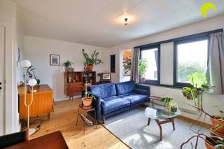 <p><span>In de populaire wijk Groenenhoek in Berchem vinden we dit gezellige 1-slk appartement op de 2e verdieping van een klein gebouw.</span></p><p><span> </span></p><p><span>Het appartement werd goed onderhouden en is instapklaar dankzij:</span></p><p><span> </span></p><p><span>- Keuken en badkamer reeds vernieuwd</span></p><p><span>- Elektriciteit conform</span></p><p><span>- EPC B, dak reeds geïsoleerd met 10cm isolatie, ramen met 1.0 isolatiewaarde</span></p><p><span>- Geen asbest</span></p><p><span> </span></p><p><span>Indeling:</span></p><p><span> </span></p><p><span>Me de trap bereiken we het appartement op de 2de verdieping.</span></p><p><span>De gezellige living op houten vloer bevindt zich aan de achterzijde van het gebouw.</span></p><p><span>De volledig ingerichte keuken is uitgerust met een oven, ijskast, vaatwasmachine, dampkap en elektrisch kookvuur.</span></p><p><span> </span></p><p><span>Ook de badkamer is pico bello in orde en beschikt over een douche, een enkele lavabo en toilet.</span></p><p><span>Verder is er nog de slaapkamer, eveneens op plankenvloer.</span></p><p><span> </span></p><p><span>Tot slot is er in de kelderverdieping een handige berging inbegrepen in de prijs!</span></p><p><span> </span></p><p><span>Troeven:</span></p><p><span> </span></p><p><span>- instapklaar appartement</span></p><p><span>- recent gerenoveerd</span></p><p><span>- geen asbest</span></p><p><span>- AREI conform</span></p><p><span>- lage vaste kosten (licht in de gang en brandverzekering)</span></p><p><span> </span></p><p><span>Nuttige informatie:</span></p><p><span> </span></p><p><span>Het appartement wordt momenteel verhuurd.</span></p><p><span>EPC: 192 kWh/m2 jaar</span></p><p><span>Oppervlakte indicatief volgens opmeting EPC.</span></p><p><span> </span></p><p><span>Voor een bezoek ter plaatse kan u ons contacteren op het nummer 03 449 42 41 of mail ons via hallo@habicom.be</span></p><p><span>Benieuwd naar de waarde van jouw woning? Check het gratis op www.watismijnhuiswaard.be</span></p><p><span> </span></p>