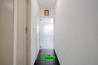 Ontdek dit energiezuinige appartement te koop in Boezinge, op slechts tien minuten van het centrum van Ieper. Deze instapklare woonst op het gelijkvloers combineert comfort, licht en een topligging, ideaal voor starters, alleenstaanden of investeerders die op zoek zijn naar een zorgeloze eigendom nabij Ieper.<br /><br />Het appartement werd gebouwd in 2011 en bevindt zich in uitstekende staat. Met een bewoonbare oppervlakte van 51 m² geniet u van een aangename en praktisch ingedeelde leefruimte, een open keuken en een comfortabele slaapkamer. De badkamer is verzorgd en functioneel, wat bijdraagt aan het instapklare karakter van deze woning. Dankzij de energiezuinige bouw woont u hier niet alleen comfortabel, maar ook toekomstgericht.<br /><br />Een absolute meerwaarde is het ruime zuidwestelijk georiënteerde terras, waar u in alle rust kan genieten van de namiddag- en avondzon. De gelijkvloerse ligging zorgt voor extra toegankelijkheid en wooncomfort. Parkeren kan eenvoudig in de straat. De ligging in Boezinge, op korte afstand van Ieper, maakt deze eigendom bijzonder interessant voor wie rustig wil wonen, maar toch nabij het centrum en alle voorzieningen.<br /><br />Bent u op zoek naar een instapklaar appartement met terras in Boezinge of een slimme investering nabij Ieper? Neem vandaag nog contact op met Immo Francois en plan uw bezoek.<br /><br />Woning verkopen in Ieper? Vraag je gratis schatting aan bij Immo Francois, jouw lokale makelaar.<br /><br />