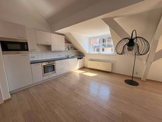 Lichtrijk appartement met mezzanine – centrum Oostende!<br /><br />Op zoek naar een gezellig, instapklaar appartement op een topligging in Oostende? Dit zeer mooie, lichtrijke appartement bevindt zich op de derde verdieping van een kleinschalige en rustige residentie, pal in het centrum van Oostende.<br /><br />Het appartement werd mooi gerenoveerd en verkeert in uitstekende staat. De aangename leefruimte geniet van veel natuurlijk licht en sluit aan op een volledig uitgeruste keuken, voorzien van alle nodige toestellen.<br /><br />Er is een ruime slaapkamer en een extra slaapruimte op de mezzanine, ideaal als tweede slaapkamer, bureau of hobbyruimte.<br /><br />Dankzij het gunstige EPC is het appartement bovendien energiezuinig. Alles is netjes in orde en het appartement is onmiddellijk beschikbaar.<br /><br />Er is geen lift, dus geen extra kosten! <br /><br />Voor de verwarming wordt 40€ voorschot gevraagd met afrekening jaarlijks. <br /><br />Een echte topper voor wie comfortabel en centraal wil wonen!<br /><br />Interesse? Neem gerust contact op voor meer informatie of een bezoek via marie@immofrancois.be <br /><br />