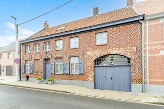 Gelegen in de Stampkotstraat te Oekene, op wandel- en fietsafstand van het centrum en alle dagelijkse voorzieningen, vinden we deze charmante woning met heel wat karakter en authentieke elementen. Dankzij de vlotte verbinding met de autosnelweg en de nabijheid van het centrum van Roeselare geniet u bovendien van een uitstekende bereikbaarheid.<br /><br />Bij het binnenkomen wordt u verwelkomd in een aangename inkomhal. Deze geeft toegang tot een apart toilet en een praktische douchekamer. Vanuit de inkomhal komen we in de gezellige leefruimte, waar de authentieke elementen en het karakter van de woning mooi tot hun recht komen.<br /><br />De leefruimte bestaat uit een gezellige zithoek, eetplaats en open volledig geïnstalleerde keuken. De verschillende ruimtes vloeien mooi in elkaar over en vormen samen een aangename leefomgeving.<br /><br />Verder beschikt de woning over een ruime garage, met plaats voor een wagen en voldoende extra ruimte voor fietsen, materiaal en opslag.<br /><br />Op de eerste verdieping bevindt zich een eerste ruime slaapkamer met ensuite badkamer. Daarnaast zijn er nog twee slaapkamers en een ruime polyvalente ruimte. Deze laatste kan perfect dienstdoen als bureau, hobbyruimte, speelruimte of mits inrichting opnieuw als extra slaapkamer.<br /><br />Buiten kunt u genieten van een rustige en aangename tuin, ideaal om in alle privacy te ontspannen.<br /><br />Een absolute meerwaarde is het aanwezige bijgebouw, dat momenteel aan renovatie toe is. Mits de nodige aanpak biedt deze ruimte tal van mogelijkheden. Denk bijvoorbeeld aan een mancave, bureauruimte, hobbyruimte, poolhouse of extra ontspanningsruimte.<br /><br />Voor meer informatie of een bezoek, contacteer ons via axel@immofrancois.be of 0471/45.29.95.<br /><br />