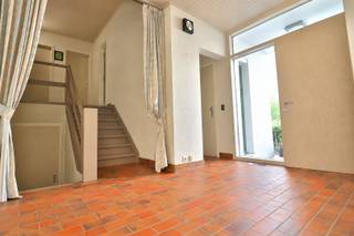 <p><span>ALLEENSTAANDE WONING OP EEN RUIM PERCEEL</span></p><p><span> </span></p><p><span>Genietend van absolute rust komt deze gezinswoning aanzetten met veel woonruimte in een modern concept.<br />Grote raampartijen kijken uit op een groene tuin en ontvangen graag de zon.</span></p><p><span> </span></p><p><span>Een ruime inkomhal heet ons hartelijk welkom er is een apart toilet en een vestiaire ruimte.<br />De leefruimte is achteraan gelegen en houdt nauw contact met de tuin. <br />Het geheel kreeg een gezellige invulling met eetruimte en zitput waar het haardvuur een warme sfeer brengt.</span></p><p><span> </span></p><p><span>Aansluitend komt ook de keuken groots uit de hoek met een degelijke invulling en plaats voor gezellige tafelmomenten.</span></p><p><span> </span></p><p><span>Het half verdiep herbergt het volledige slaapgedeelte met 3 slaapkamers en een badkamer.<br />Een grote keldergarage biedt plaats aan 2 wagens en fietsen, extra bergruimte en wasruimte is er ook voorzien.</span></p><p><span> </span></p><p><span>De woning is omgeven door veel groen, er is een groot terras, veel gras, mooie beplanting en een praktische tuinberging.</span></p><p><span> </span></p><p><span>OP EN TOP RUST<br />VLOT BEREIKBAAR<br />MOOIE RUIMTES<br />VEEL BUITENPLEZIER</span></p><p><span> </span></p><p><span> </span></p><p><span> </span></p><p><span> </span></p><p><span> </span></p><p><span> </span></p>