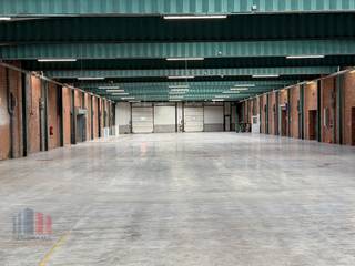 Magazijnruimte met een oppervlakte van 1.500 m² met 2 sectionale poorten en een aparte toegangsdeur. Tevens ruime parkeermogelijkheden voorzien. Afhankelijk van uw bedrijfsbehoeften zijn grotere of kleinere oppervlaktes beschikbaar te bepalen in overleg, en er is tevens de mogelijkheid tot het bijhuren van kantoorruimte. Bovendien is een flexibele huurtermijn bespreekbaar, waardoor deze locatie zich uitstekend leent voor zowel tijdelijke als langdurige huur. Onmiddellijk beschikbaar!<br /><br />Deze locatie is uitstekend bereikbaar dankzij de onmiddellijke aansluiting op de E17 (2,3 km) en een vlotte verbinding met de E34, op korte afstand van het centrum van Sint-Niklaas.<br /><br />Voor meer informatie of het plannen van een vrijblijvend bezoek, neem contact op met PANORAMA via 09 219 90 30.