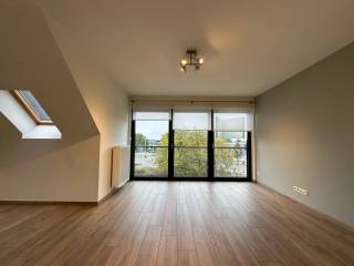 Recent appartement met lift en ruim terras op de tweede verdieping op centrale locatie in Wijnegem! <br /><br />Dit appartement gelegen op de tweede verdieping omvat een riante leefruimte met open keuken, bergruimte, badkamer met inloopdouche, toiletruimte en één slaapkamer.<br /><br />Dit appartement heeft achteraan het gebouw een aangenaam zonneterras.<br /><br />In de huurprijs zit het gebruik van een fietsenstalling en autostaanplaats aan de buitenzijde van het gebouw inbegrepen. Tevens heeft u een grote kelderberging te uwer beschikking die toegankelijk is met de lift.<br /><br />Maandelijkse kosten: € 80/maand (minuterie, lift en onderhoud van de gemeenschappelijke delen).<br /><br />Pluspunten:<br />* zeer energiezuinig<br />* airco<br />* recent appartement met veel lichtinval<br />* zonneterras<br />* centraal gelegen nabij openbaar vervoer, winkels, scholen en grote invalswegen<br /><br />Voor meer informatie of een afspraak ter plaatse, surf naar onze website www.vbvastgoed.be en klik op de groene knop "Ik ben kandidaat".