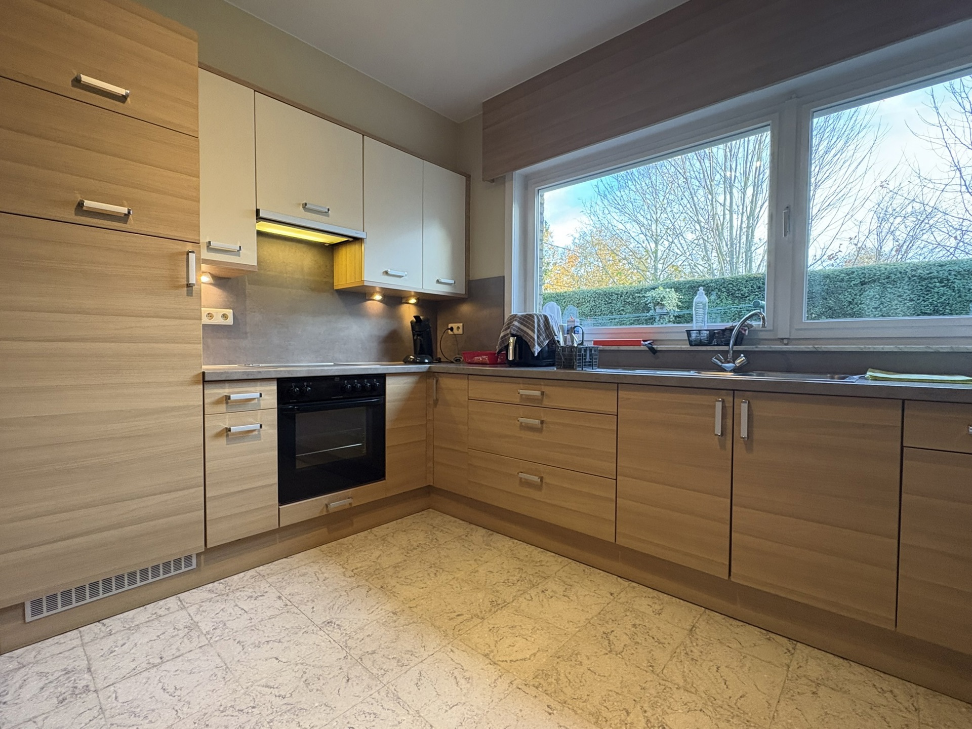 Ruime gezinswoning met tuin, vernieuwde keuken en veelzijdig atelier - foto 4