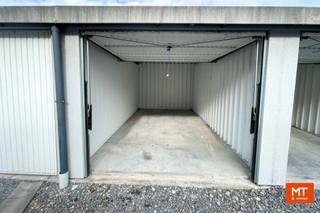 <strong>Kortrijk: Garagebox te koop</strong><br /><br />Te koop: een garagebox gelegen aan de Brugsesteenweg 55, achter een afgesloten automatische poort.<br /><br /><strong>Details</strong><br />- Afmetingen: 2,90 m x 5,39 m<br />- Hoogte: 2,39 m<br />- Bouwjaar: 2014<br />- Geen elektriciteit of wateraansluiting<br />- Voorzien van een manuele kantelpoort<br /><br />De garage is momenteel verhuurd voor €75 per maand. De huurovereenkomst kan te allen tijde beëindigd worden via aangetekende brief, met een opzegtermijn van 3 maanden.<br /><br />Gemeenschappelijke kosten in het jaar 2024: 37€/jaar.<br /><br /><strong>Interesse of meer info?</strong><br />Contacteer Eden op 0470 43 78 21 of mail naar info@minthus.be