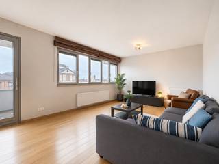 <span><strong>BEZOEK ENKEL AAN TE VRAGEN VIA IMMODAVINCI.BE</strong></span><br /><br /><span><strong>Ligging</strong></span>: <br />unieke kans om op de Kouter een ruim, standingvol en instapklaar appartement te huren. <br />Ligging is dan ook superieur: meer dan hartje Gent kan u niet vinden. <br />Het plein van de Kouter spreekt voor zich, op zondag kan u gezellig flaneren en kuieren op de bloemenmarkt, en erna een glaasje drinken aan de Blauwe Kiosk. Sowieso alle activiteiten, winkels, gezellige restaurantjes, bars, .... alles op wandelafstand. <br />De tram stopt op een paar meters, met de auto bent u zo naar uitvalswegen en autostrade. <br />Parkeren is ook geen probleem doordat u een ondergrondse parking heeft in het gebouw (verplicht mee te huren aan 150euro/maand). <br /><br /><strong><span>Indeling</span></strong>:<br />Het appartement is gelegen op de 5de verdieping. U komt binnen via de inkomhall met vestiaireruimte, ruime en lichtrijke leefruimte met aanpalend terras dat een wijds zicht heeft over Gent, volledig ingerichte keuken voorzien van alle toestellen, afzonderlijk toilet, 3 slaapkamers waarvan 1 met dressingruimte en 2 badkamers. Eveneens nog een terras/patio tussen 2 slaapkamers ,die afgesloten is en een zicht heeft over de Kouter, praktische berging alsook een kelderberging. <br />Heel mooie afwerking: parketvloeren, perfect onderhouden, mooie badkamers, glazen deuren, ... <br /><br />Vrij vanaf 15/09 <br />Huurprijs/maand: 1.600euro voor het appartement + 150 euro voor de autostandplaats<br />Provisie voor de algemene onkosten + provisie voor gas en water: 150 euro/maand<br />Ènkel te huren met plaatsing domicilie