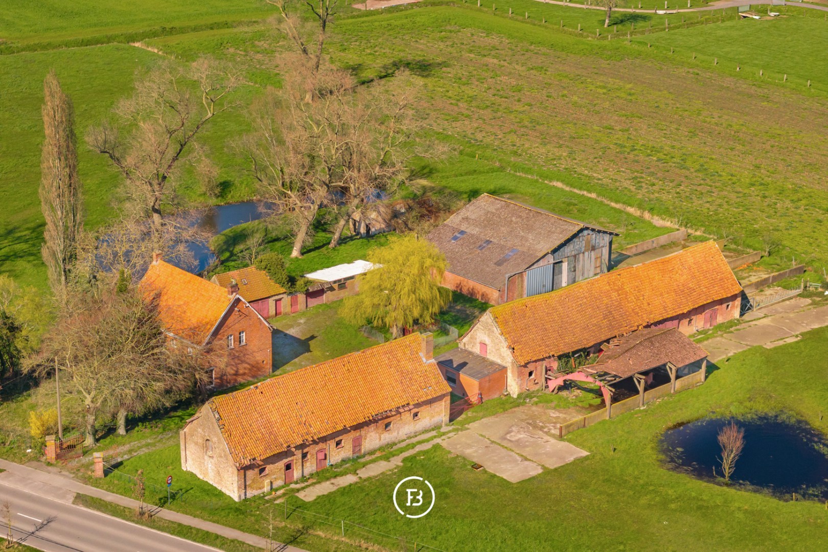 Hoeve met goedgekeurde bouwplannen - foto 5