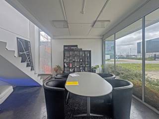 Goed gelegen en functioneel bedrijfsgebouw te koop in Evergem, geschikt voor opslag, logistiek of productieactiviteiten. Het pand combineert een...