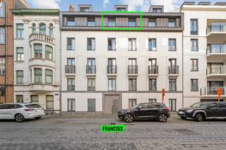 Dit ruim en modern tweeslaapkamerappartement bevindt zich pal in het centrum van Oostende. In de omgeving heeft u al het moois wat Oostende te bieden heeft, gaande van winkels tot horeca en uiteraard ook de zee en het strand. <br /><br />Het appartement geniet een aangename lichtinval doorheen de dag. De ruime leefkamer vloeit naadloos over van de leefhoek naar de eetruimte en open keuken. Deze is functioneel uitgerust met een kookeiland, moderne apparatuur en kastruimte. <br /><br />Aan de achterzijde van het appartement zijn er twee volwaardige slaapkamers. De badkamer is uitgerust met een dubbele lavabo en bad/douchecombinatie. Het toilet is apart. Hier aan de achterkant is er tevens een riant overdekt terras. <br /><br />Tevens heeft het appartement een handige berging. <br /><br />Tot slot is er nog de mogelijkheid tot aankoop van een garagebox (prijs: € 65.000)<br /><br />Het appartement is op heden verhuurd aan een vaste bewoner, waardoor het tevens een interessante investering vormt. (actuele huurprijs: € 974,80 / maand + kosten). <br /><br />Bent u op zoek naar een verblijf aan zee of een interessante investering? <br /><br />Aarzel niet en neem contact op voor meer info of een afspraak! <br /><br />