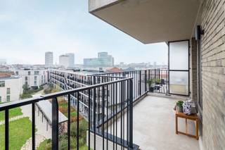 Energiezuinig appartement met zonnig terras<br /><br />Locatie<br />Dit aangename appartement ligt aan de recent vernieuwde IJzerlaan, in een van de meest levendige buurten van 2060 Antwerpen, waar groen, water en bereikbaarheid samenkomen. Met Park Spoor Noord vlakbij en het bruisende Eilandje op wandelafstand, geniet je hier van een ideale combinatie tussen rust en stadsleven. De ligging zorgt voor een uitstekende mobiliteit dankzij goede aansluitingen op het openbaar vervoer en vlotte toegang tot de belangrijkste invalswegen.<br /><br />Beschrijving<br />Het appartement maakt deel uit van het recente project “De Nieuwe Kade”, een energiezuinig nieuwbouwproject uit 2018. Hierdoor voldoet het aan de actuele energienormen (label A) en is het volledig toekomstbestendig.<br />Het appartement bevindt zich op de vierde verdieping en omvat: een inkomhal met praktische wasberging en een apart gastentoilet. De lichtrijke leefruimte met open, volledig uitgeruste keuken biedt veel kastruimte en alle nodige toestellen. Dankzij de zuidelijke oriëntatie en het open zicht baadt de leefruimte in natuurlijk licht en zon. Aansluitend bevindt zich het ruime terras, ideaal om tot rust te komen.<br />De slaapkamer grenst aan de badkamer en geeft eveneens uit op het terras.<br /><br />Bijzonderheden<br />- Energiezuinig<br />- Conforme elektriciteit<br />- Aparte meters voor water, gas en elektriciteit<br /><br />Verplichte vermeldingen<br />EPC: 82,62 kWh/m²<br />E-peil: 54<br />P-score: C<br />G-score: C<br />Stedenbouwkundige inlichtingen: Vg, Vv, Gmo, Wg, Vkr