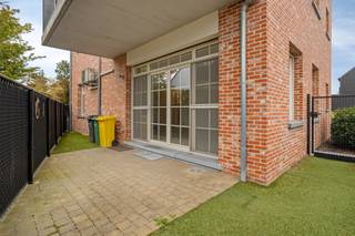 <p><strong>Recent gelijkvloers appartement met buitenruimte en dubbele garage (+ € 100). Het appartement bevindt zich op het gelijkvloers en beschikt over een uiterst energiezuinig label A.</strong></p>
<p><b>Indeling:</b> <br />De inkomhal op tegels staat in verbinding met alle delen van het appartement. De lichtrijke leefruimte met airco beschikt over een aansluitende keuken. De keuken is voorzien van voldoende kastruimte, een oven, keramische kookplaat, vaatwasser en een ingebouwde koelkast. In de technische berging zijn aansluitingen voorzien voor een wasmachine en droogkast. Hier bevindt zich ook de verwarmingsketel. Via de leefruimte bereikt u het onderhoudsvriendelijke terras/tuingedeelte. Via de inkomhal zijn de twee slaapkamers bereikbaar, waarvan de grote kamer over een airco-unit beschikt. De ruime badkamer werd ingericht met een ingewerkte douche, ligbad, een dubbele wastafel met spiegelkast en een handdoekradiator. In de hal is er nog een apart toilet met wastafel.</p>
<p><b>Bijzonderheden:<br /></b>Uiterst energiezuinig (A-label);<br />Maandelijkse kosten: € 50,00;<br />Dubbele garage onderaan het gebouw verplicht bij te huren aan € 100,00 / maand.</p>
<p><b>Ligging:</b> <br />Gelegen op de <strong>verbindingsweg tussen Antwerpen en Ranst</strong>. Nabij invalswegen en winkels.</p>