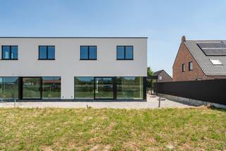 Exclusieve NIEUWBOUW DRIE-GEVELVILLA afgewerkt in duurzame materialen, 3-4 slaapkamers met dressingruimte, domotica en overal massieve...