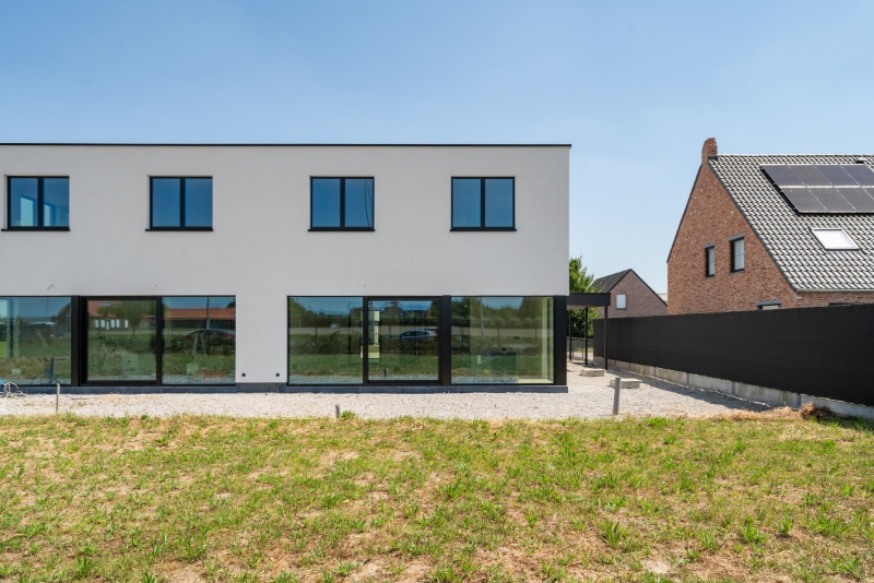 Exclusieve NIEUWBOUW DRIE-GEVELVILLA afgewerkt in duurzame materialen, 3-4 slaapkamers met dressingruimte, domotica en overal massieve eikparket. - foto 1