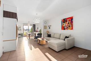 Ontdek deze prachtige eengezinswoning van ongeveer 205 m², met ruime leefvolumes, veel natuurlijk licht en tal van inrichtingsmogelijkheden. Deze woning is gelegen in een gewilde, residentiële en gezinsvriendelijke wijk in Evere en overtuigt met haar uitzonderlijke ruimtes, grote tuin en gunstige energieprestaties. <br /><br />Ideaal gelegen tussen twee treinstations en vlak bij het openbaar vervoer, scholen, winkels en alle voorzieningen.<br /><br />Op de gelijkvloerse verdieping vindt u een uitnodigende inkomhal met een apart toilet en een vestiaire op maat. Deze geeft toegang tot een polyvalente ruimte die kan worden ingericht als bureau, fitnessruimte of ruimte voor een vrij beroep. Een aparte wasruimte vervolledigt deze verdieping, evenals een ruime garage die plaats biedt aan één tot twee wagens.<br /><br />Buiten kunt u genieten van een aangenaam terras en een prachtige tuin van 250 m², ideaal voor ontspannende momenten, gezinsmaaltijden of zonnige dagen. Achteraan in de tuin biedt een tuinhuis extra bergruimte of diverse gebruiksmogelijkheden, afhankelijk van uw wensen.<br /><br />Op de eerste verdieping wordt u verleid door een ruime leefruimte met een lichtrijke salon en eetkamer, die toegang geeft tot een terras met een mooi vrij uitzicht over Evere. De moderne, open en volledig uitgeruste Amerikaanse keuken sluit harmonieus aan bij de leefruimte en beschikt bovendien over een gezellige ontbijthoek.<br /><br />Op de tweede verdieping leidt een ruime nachthal naar drie grote slaapkamers, een doucheruimte met inloopdouche en een tweede badkamer met ligbad en douche.<br /><br />Tot slot leidt een trap naar een extra ruimte die, afhankelijk van uw behoeften, kan worden ingericht als vierde slaapkamer, bureau, dressing of ontspanningsruimte. Een zolder die momenteel als bergruimte wordt gebruikt, vervolledigt het geheel.<br /><br />Deze woning vormt een zeldzame kans voor een gezin dat op zoek is naar ruime kamers, veel lichtinval, een grote tuin en tal van inrichtingsmogelijkheden, en dit alles op een toplocatie in Evere.<br /><br />